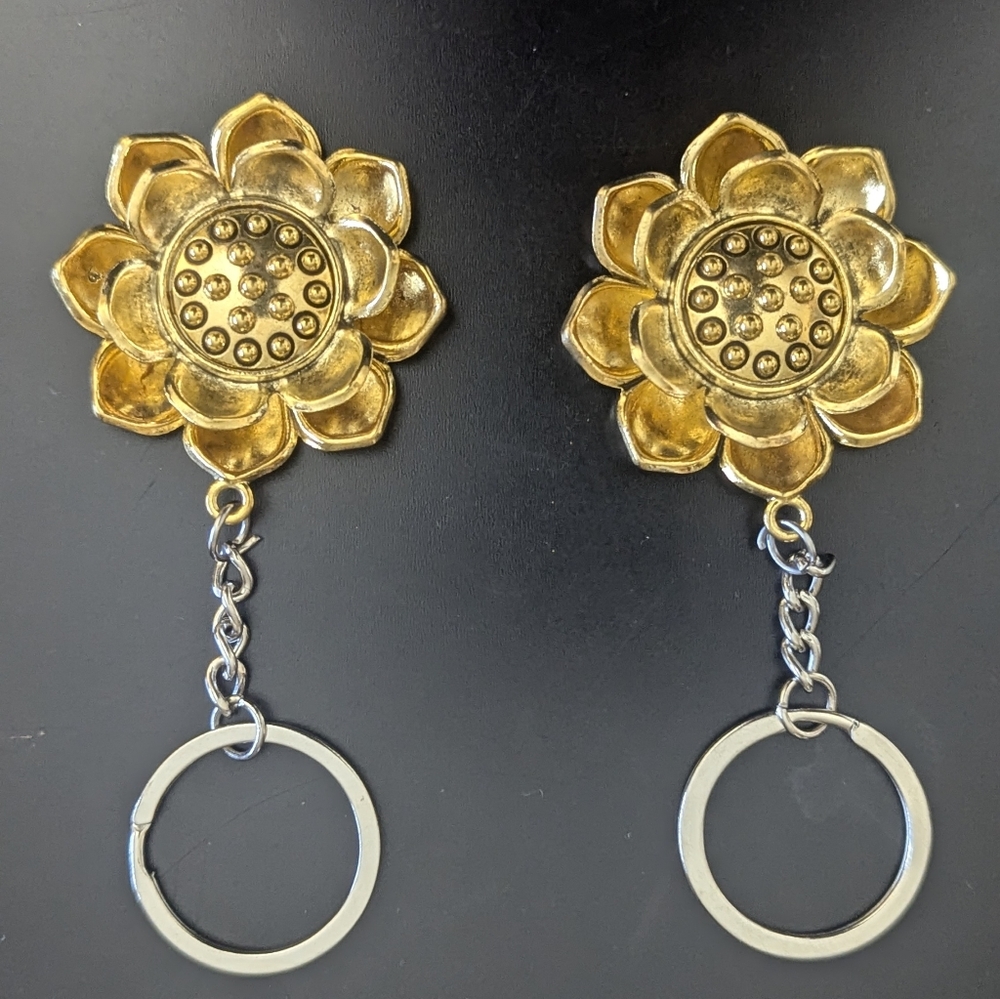 A Pair  Of  GorgeousRotatingLotusKeyChain ForCouples With TibetanAum At The Back